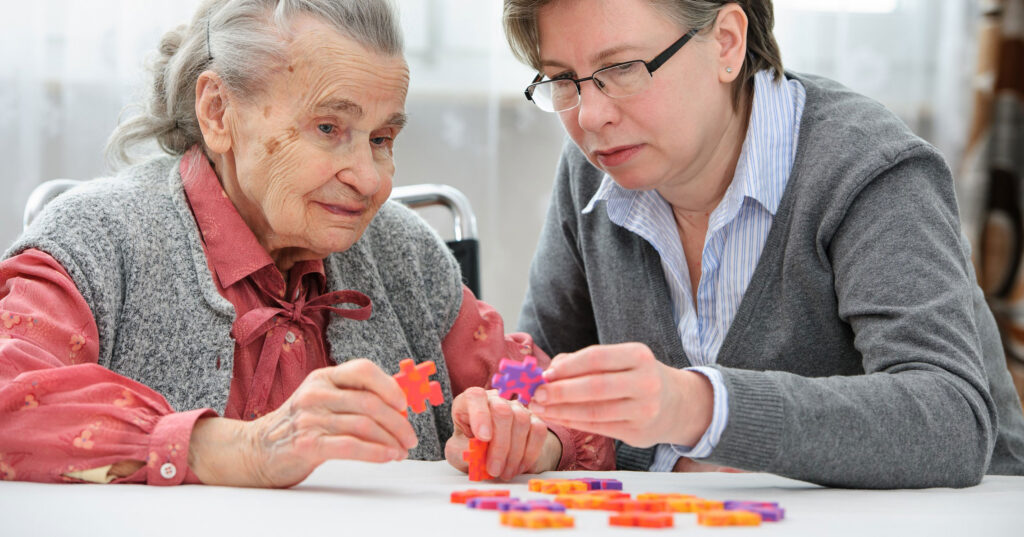 Polnische Pflegekraft kümmert sich um Seniorin